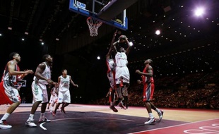 Le CSP Limoges s'est adjugé le premier trophée de la saison en remportant le match des champions face à Chalon-sur-Saône (78-76) sur la scène du Palais des Congrès réservé d'habitude aux artistes, jeudi à Paris.