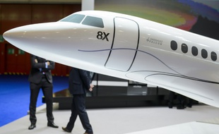 Un modèle Falcon 8X de Dassault Aviation durant l'exposition et la convention européenne des avions d'affaires (EBACE) le 23 mai 2016 à Genève