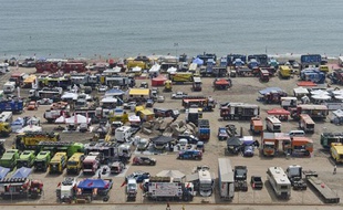 Les concurrents du Dakar 2013 sont installés sur la plage de Magdalena à Lima en attendant le départ de la course, le 5 janvier.