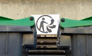 Le logo "Triman" près de poubelles à Paris, le 10 mars 2014