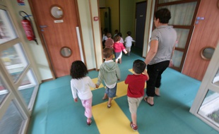 Illustration d'enfants et d'un Atsem dans une ecole maternelle de Toulouse
lors de la recréation.