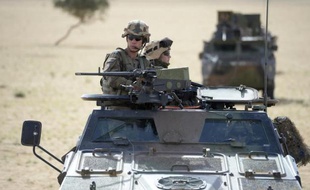Des soldats français patrouillent dans le désert entre Tombouctou et Gao, dans le nord du Mali, durant l'opération Hydra le 30 octobre 2013