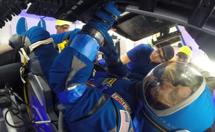 La nouvelle combinaison spatiale destinée aux astronautes qui prendront place à bord de la capsule CST-100 Starliner a été dévoilée le 26 janvier 2017 par Boeing.