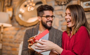 Fleurs, bijoux, parfums et chocolats ont la cote à la Saint-Valentin.
