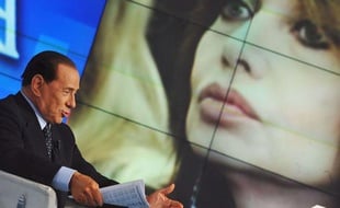 Silvio Berlusconi, lors d'une émision sur la RAi le 5 mai 2009, s'explique sur les accusations faites par sa femme sur de supposées relations avec une jeune fille de 18 ans.