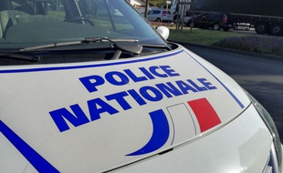 Les policiers ont intercepté la trop jeune conductrice, dont la voiture venait d'être percutée par un autre véhicule. Illustration.