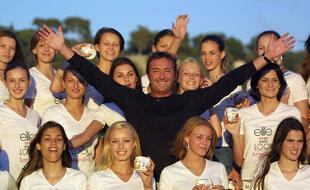 Nice, le 3 septembre 2001. Gérald Marie pose au milieu de jeunes femmes qui participent au concours Elite Model Look.