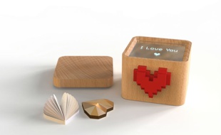La Lovebox est fabriquée en bois de hêtre, à Saint-Amour, dans le Jura.