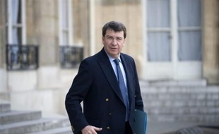 Le ministre de l'Education, Xavier Darcos, dans un nouveau geste en direction du monde enseignant, a repoussé d'un an la réforme des concours des professeurs, ouvrant des discussions qui s'annoncent serrées avec des syndicats jugeant insuffisantes les concessions faites.