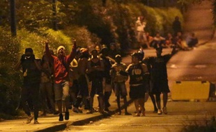 De nouveaux affrontements entre forces de l?ordre et bandes de jeunes se sont produits dans la nuit de vendredi à samedi à La Réunion, principalement dans le quartier du Chaudron à Saint-Denis où 5 jeunes ont été interpellés et placés en garde à vue.