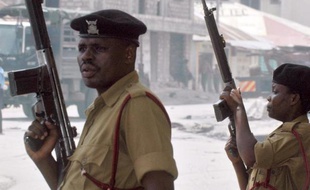 Dix personnes ont été blessées jeudi par une grenade lancée dans un restaurant d'un site touristique de la côte du Kenya, a annoncé la police.