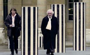 Christine Albanel et Daniel Buren marchent au milieu des colonnes du Palais Royal, le 18 janvier 2008