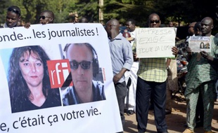 Des journalistes maliens manifestent en hommage à Ghislaine Dupont et Claude Verlon de RFI, tués à Kidal, ici le 4 novembre 2013, à Bamako