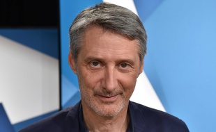 Antoine de Caunes a débarqué à poil sur le plateau de Canal Plus