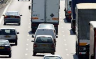 Les préfectures de trois départements du sud-est -Bouches-du-Rhône, Var et Alpes de Haute-Provence- ont annoncé dimanche des mesures de limitation de vitesse pour les véhicules pour lundi en raison des risques de pollution par l'ozone.