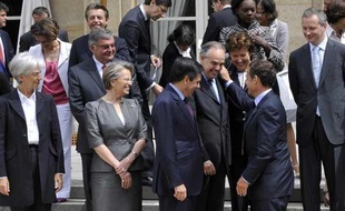 Le gouvernement Fillon IV, à la sortie du Conseil des ministres, le 24 juin 2009.