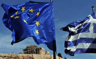 Les drapeaux européen et grec, à Athènes, en Grèce.