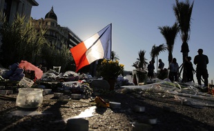 Hommage aux victimes de l'attentat de Nice, le 17 juillet 2016 sur la Promenade des Anglais.