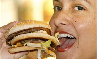 En 1998, la chaîne de restauration rapide Burger King, connue pour ses hamburgers "Whopper" a fait paraître dans le quotidien USA Today une pleine page de publicité pour vanter l'apparition du "Whopper pour gaucher", spécialement conçu pour les 32 millions d'Américains plus habiles de la main gauche. La chaîne a indiqué avoir reçu des milliers de demandes pour le nouvel hamburger.