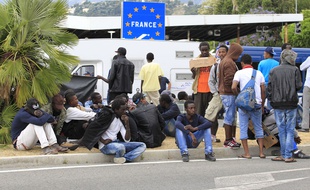 200 migrants rassemblés tout près de la frontière avec la France à Vintimille, en 2015