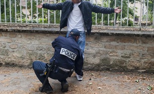 La police effectue un contrôle d'identité à Mantes-la-Jolie (Yvelines).