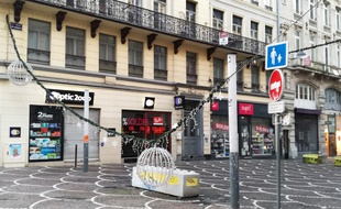 Sous l'effet du vent, les décorations de Noël n'ont pas résisté, à Lille.