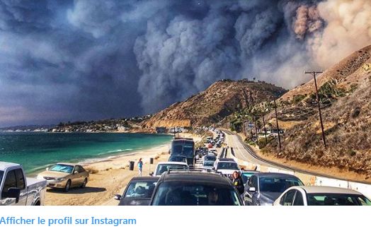 Cette image postée sur Instagram montre un énorme embouteillage sur l'autoroute de Malibu, sous d'épais nuages de fumée.