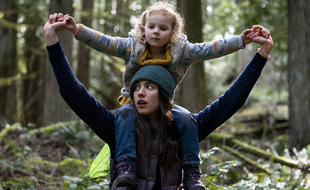 Margaret Qualley dans le rôle d'Alex, et Rylea Nevaeh Whittet dans le rôle de Maddy, dans la série Netflix Maid.
