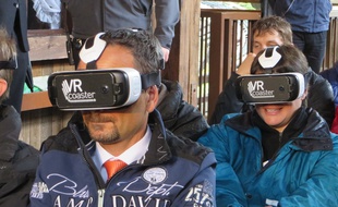 Rust, le 17 septembre 2015 -EuropaPark a présenté sa nouvelle attraction «L'express des Alpes VR-Ride»: un grand huit avec des lunettes de réalité virtuelle.