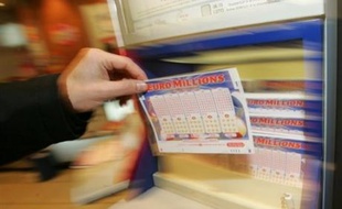 Plus de trente millions de joueurs de neuf pays européens vont se disputer ce soir la cagnotte de 130 millions d'euros, mise en jeu à l'occasion du quatrième Super Euro Millions, cagnotte qui sera de toute façon distribuée quel que soit le nombre de gagnants.