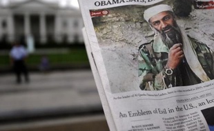 Le portrait de Ben Laden à la Une d'un journal américain au jour de l'annonce de sa mort, le 2 mai 2011, à Washington devant la Maison Blanche