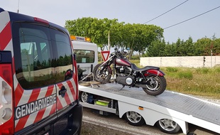 Un motard au guidon d'une Harley-Davidson a été intercepté par la gendarmerie nationale alors qu'il roulait à 176 km/h au lieu des 90 km/h autorisés. Son permis a été suspendu et sa moto retirée.