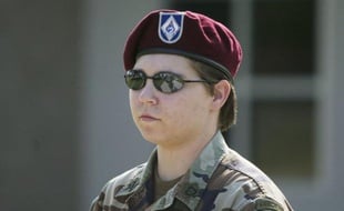 L'ex-militaire Lynndie England, symbole du scancale de la prison irakienne d'Abou Ghraïb en 2004 qui avait gravement terni l'image des Etats-Unis, a dit n'éprouver aucune compassion pour ses victimes, lundi dans un entretien à The Daily, un journal publié sur internet.