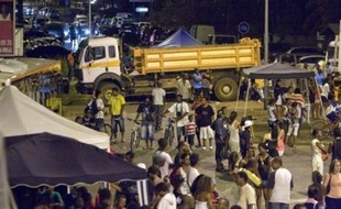 Le secrétaire d'Etat à l'outremer Yves Jégo a annoncé vendredi une baisse des prix des carburants en Guyane, paralysée depuis lundi par des barrages routiers dressés pour protester contre la hausse de cette denrée, un mouvement qui a entraîné le report du prochain tir d'Ariane.