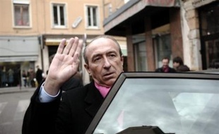 Le sénateur-maire (PS) de Lyon Gérard Collomb serait réélu dès le premier tour de l'élection municipale avec 52% des voix, face à son adversaire UMP Dominique Perben (32%), selon un sondage Ipsos-Dell pour SFR à paraître mardi dans 20 minutes.