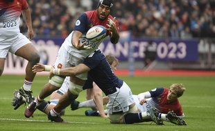 Sébastien Vahaamahina, deuxième ligne du XV de France, face à l'Ecosse le 12 février 2017 au Stade France.