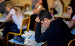 Un candidat à l'épreuve de philosophie du bac à Paris, le 15 juin 2017.AFP PHOTO / Martin BUREAU