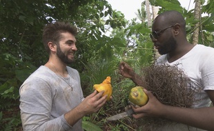 Kendji Girac (à gauche) et Maître Gim's se sont retrouvés sur une île déserte dans «L'Aventure Robinson», diffusée le vendredi 16 février sur TF1.