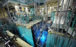 La production d'isotopes médicaux utilisés pour des examens d'imagerie médicale doit reprendre à partir du 25 novembre au sein du réacteur Osiris du Commissariat à l'énergie atomique qui vient de redémarrer après cinq mois de travaux, a annoncé jeudi le CEA.