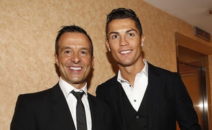 Jorge Mendes, ici avec Cristiano Ronaldo en novembre 2014, est l'agent le plus puissant de la planète foot.