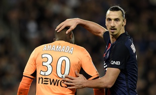 Ali Ahamada, le gardien du TFC, au côté de l'attaquant du PSG Zlatan Ibrahimovic lors de la large victoire de Paris sur Toulouse (5-0), le 7 novembre 2015 au Parc des Princes.