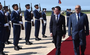 Le Premier ministre français Manuel Valls (g) et son homologue marocain Abdelilah Benkirane à Rabat le 9 avril 2015