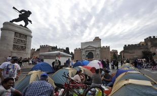 Des centaines de personnes ont annoncé dimanche qu'elles continueraient à camper sur la place Porta Pia dans le centre de Rome pour protester contre l'austérité, les expulsions et pour des logements moins chers.