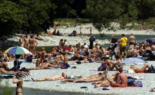 Les habitants et habitantes de la capitale de la Bavière apprécient les rives de l'Isar, l'été.