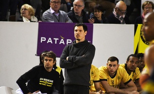 Joachim Duthé observe son équipe depuis le banc de touche.