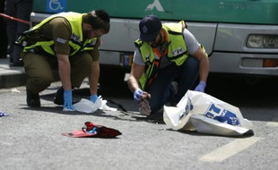 Des enquêteurs israéliens examinent les lieux après l'attaque perpétrée contre un Israélien à Jérusalem, le 8 octobre 2015