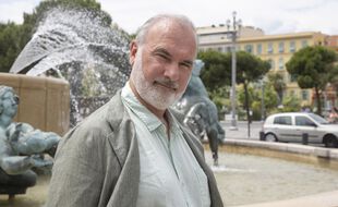 Jean-Marc Governatori (candidat écologiste) sur la place Massena, à Nice.