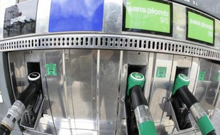 Les prix de l'essence se sont également inscrits en baisse, après avoir atteint fin juin leur plus haut niveau depuis la mi-juillet 2013