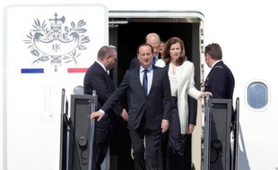Valérie Trierweiler faisait vendredi ses premiers pas internationaux de "First Lady" aux Etats-Unis qui attendent avec impatience, quitte à un peu oublier le nouveau président français François Hollande, une femme "chic, futée, indépendante... et pas mariée".