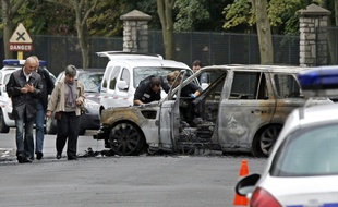 Des enquêteurs le 21 septembre 2011 à Orly après le braquage d'un dépôt de fonds